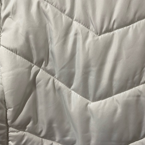 Reversible puffer vest, faux fur one side, white poly on other, size L - Picture 3 of 12